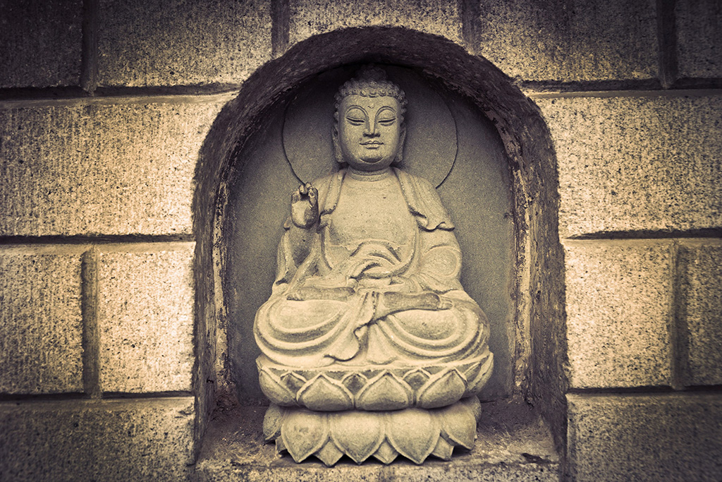 Estatua de piedra de Buda