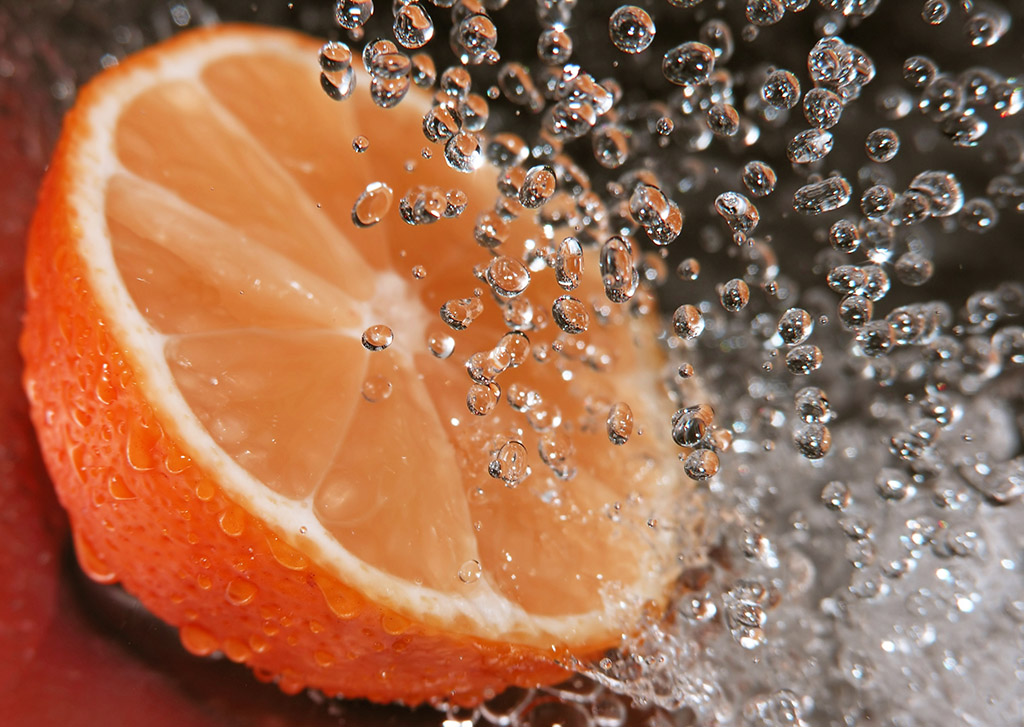 Naranja con gotas de agua