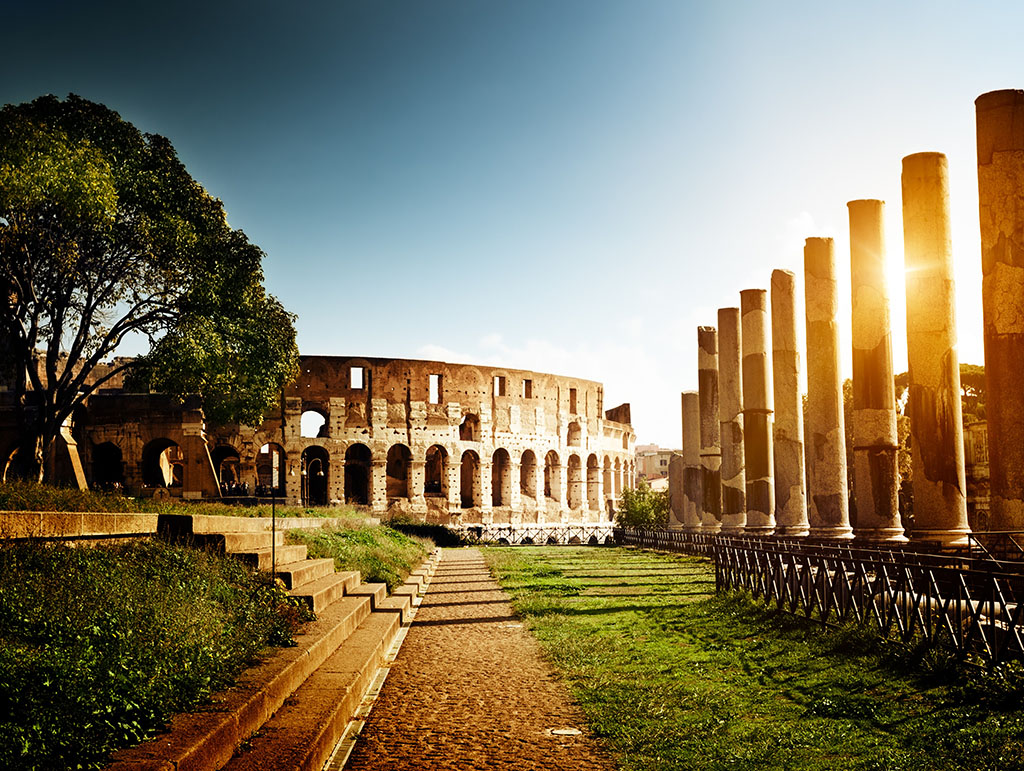 Coliseo de Roma y columnas