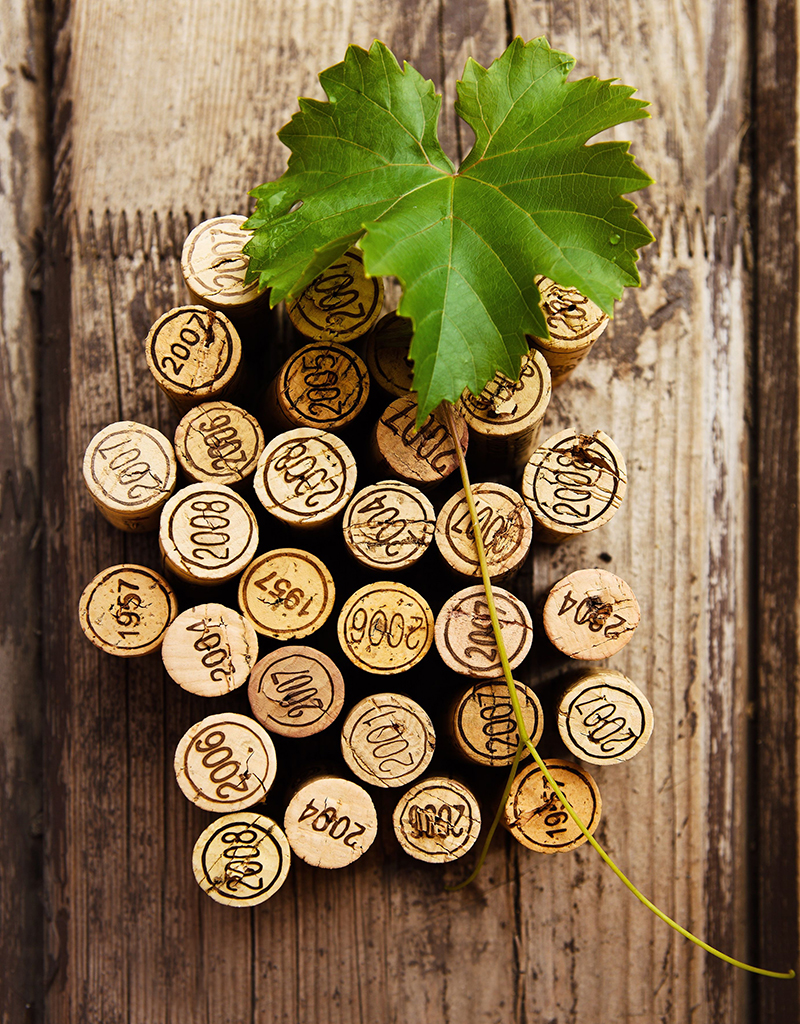 Tapones de corcho y hoja de vid