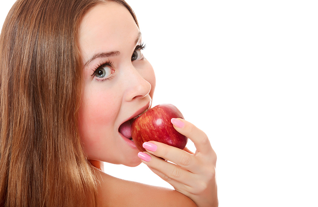 Chica mordiendo manzana