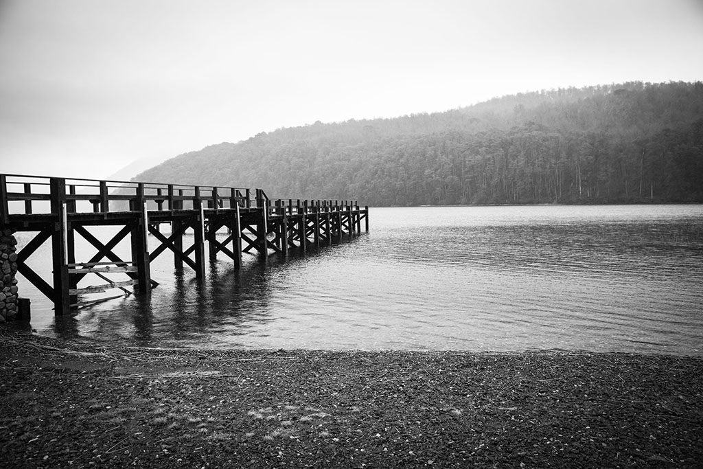 Muelle en blanco y negro