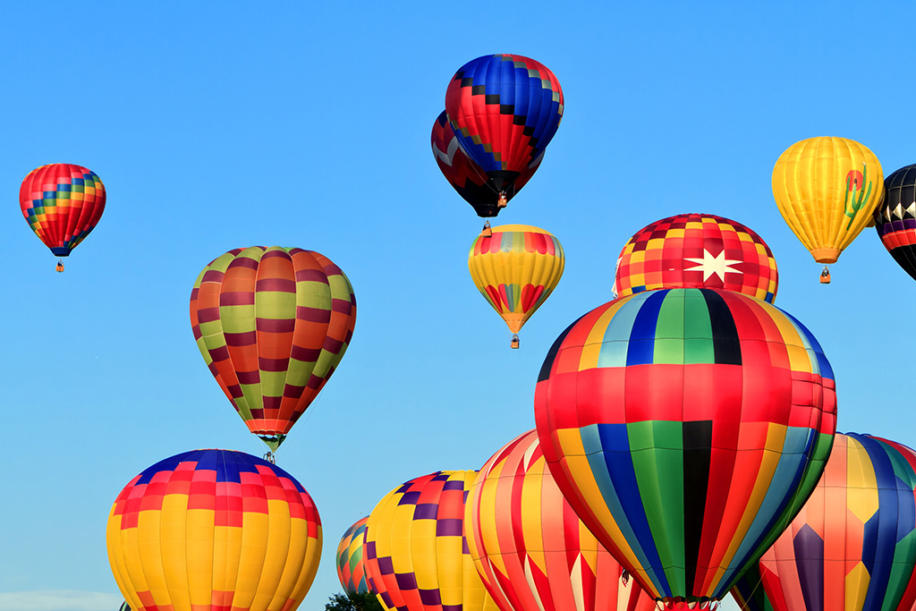 Globos aerostáticos en cielo azul