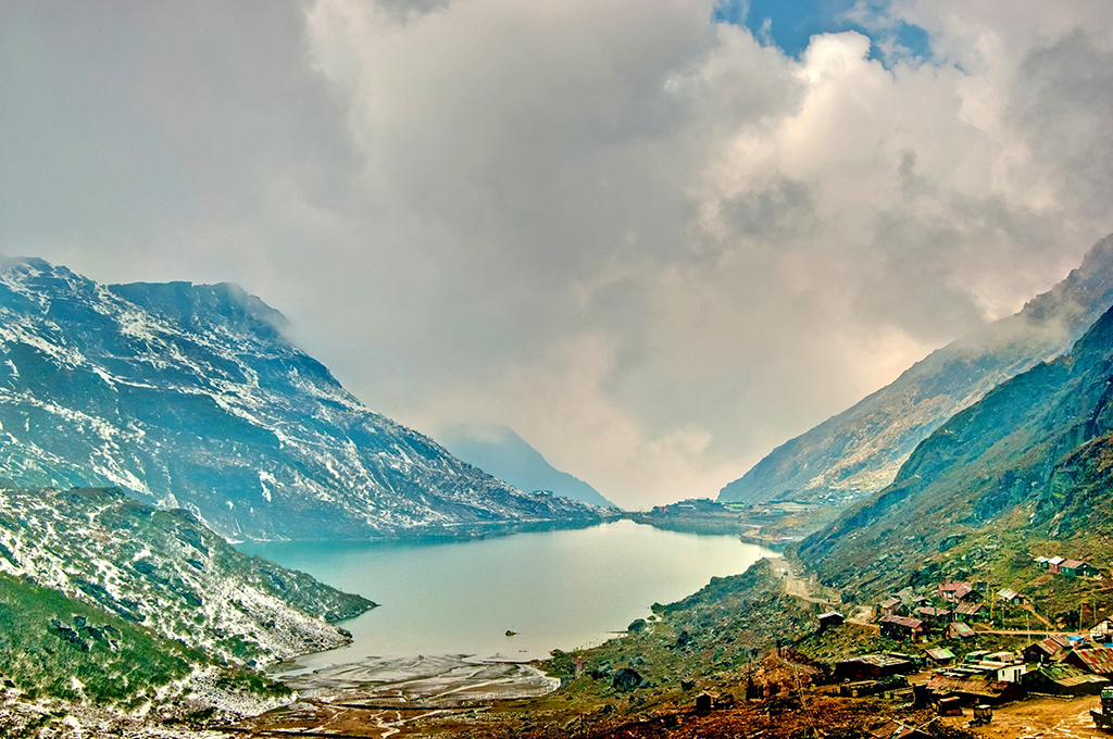 Lago en el Himalaya