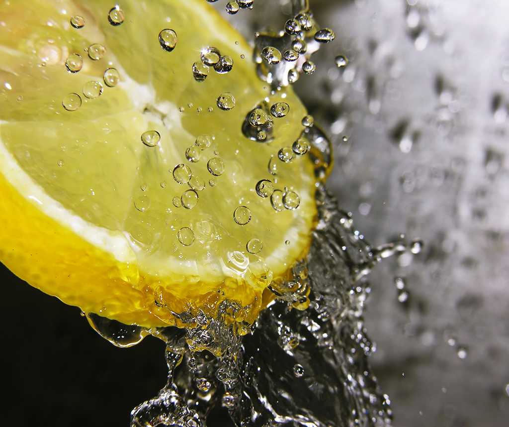 Limón con gotas de agua