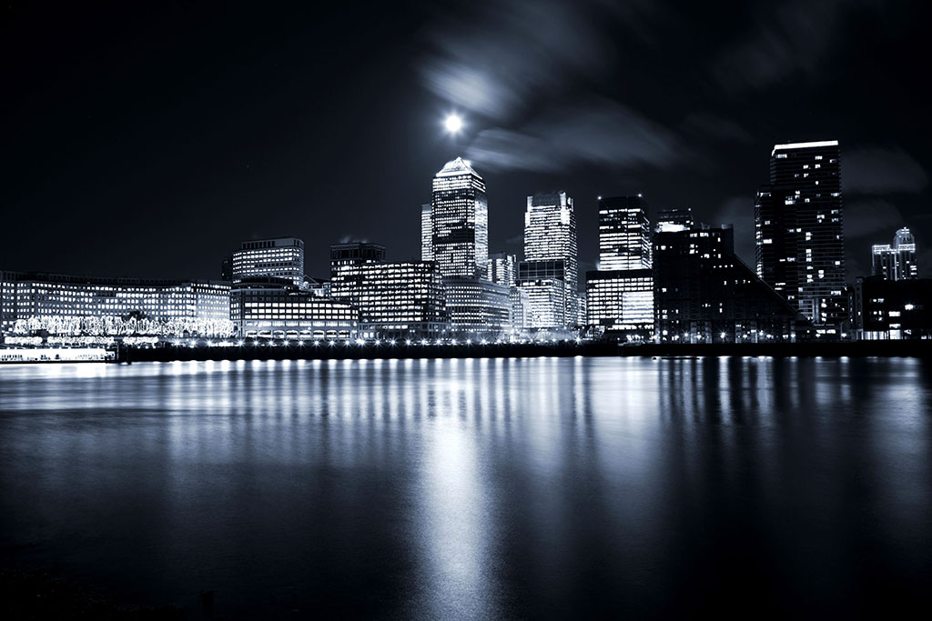 Londres: luna llena sobre rascacielos