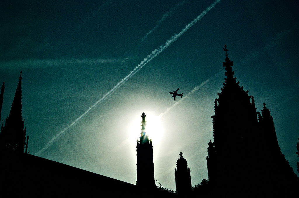 Londres: avión en el cielo