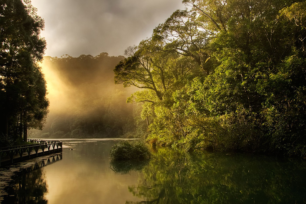 Lago al amanecer