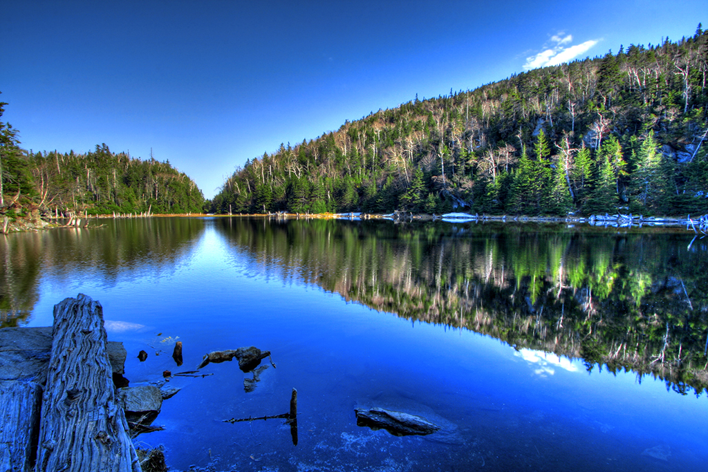 Paisaje con lago azul