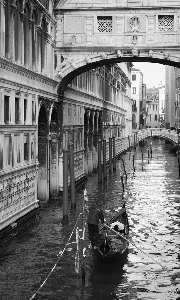 Venecia: góndola bajo Puente de Sospiri